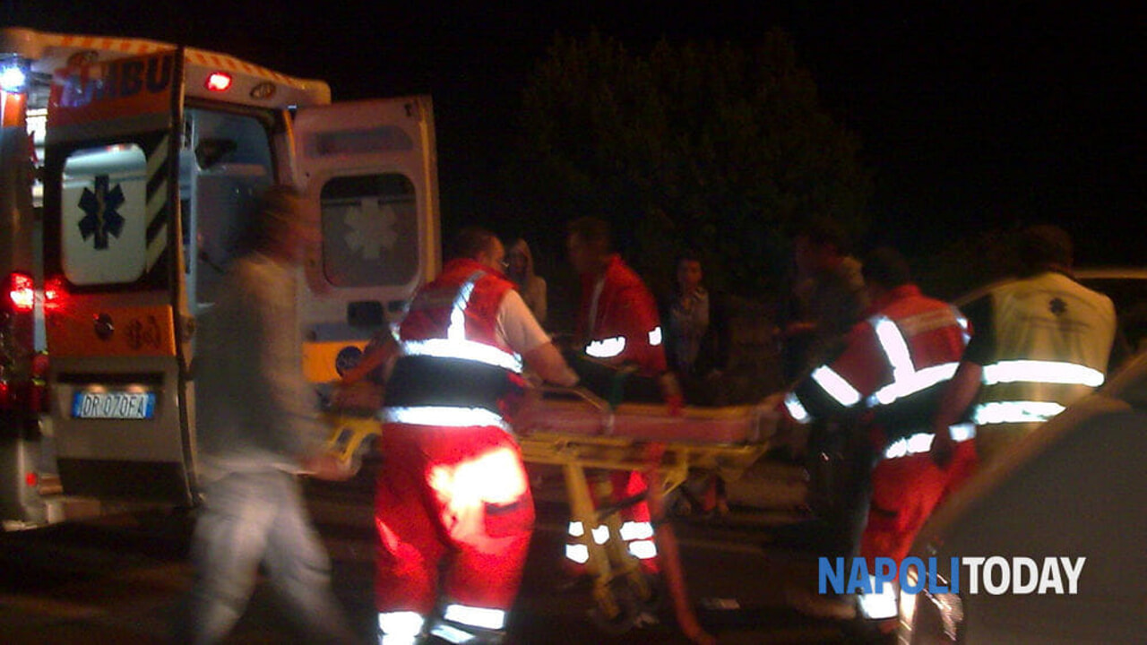 uomo accoltellato al petto nel tentativo di separarli