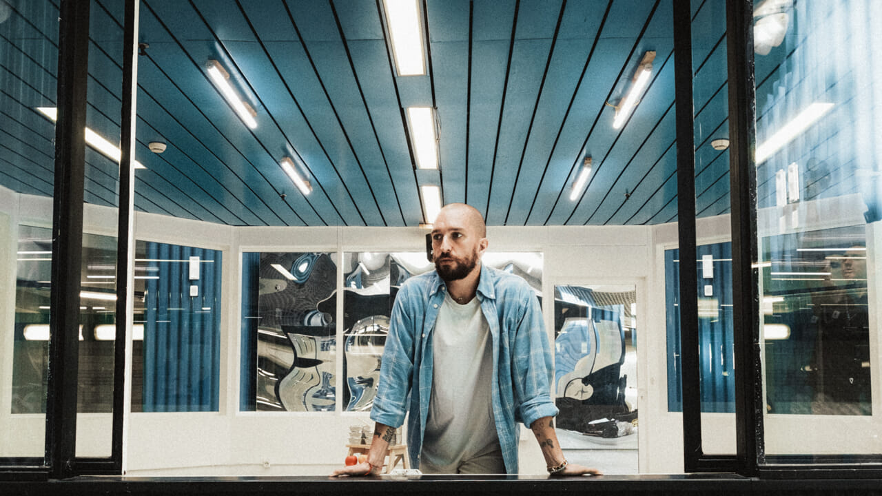 Chi è l'artista che ha deciso di vivere per quattro giorni in una stazione di Milano