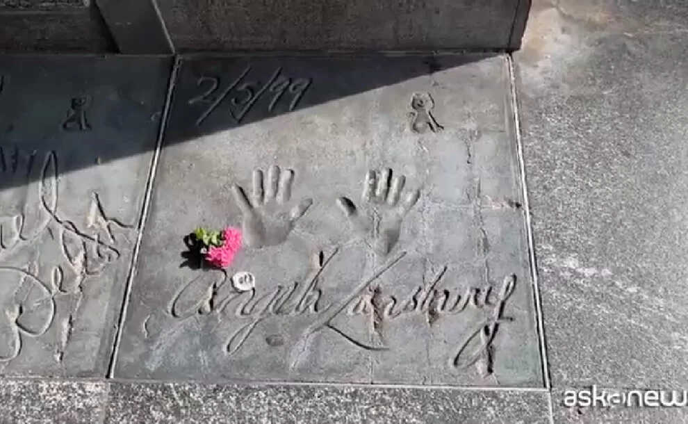Angela Lansbury, un fiore sulla Walk of Fame di Milano per omaggiare “La signora in giallo”