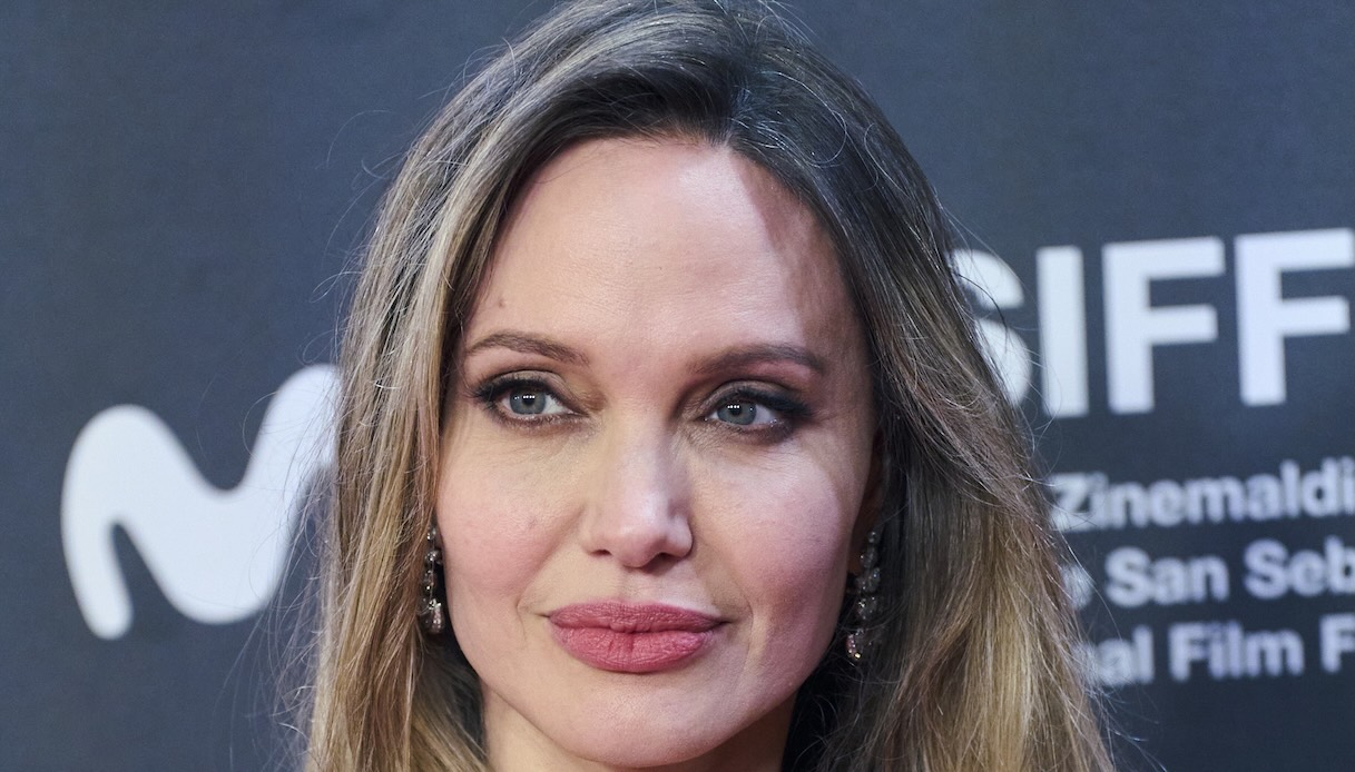 Angelina Jolie incredibilmente ringiovanita e look stratosferico sul red carpet del Festival di San Sebastian