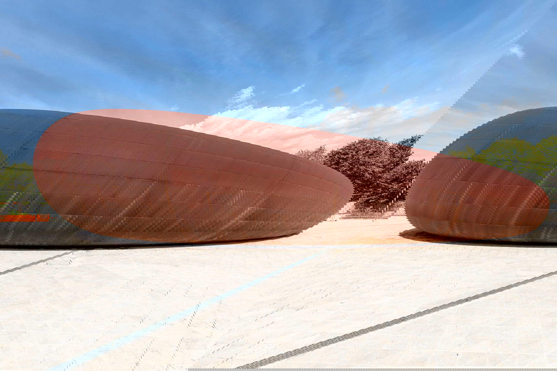 Anish Kapoor, Stazione della metropolitana Monte Sant'Angelo (2025; acciaio e alluminio, entrata Università 18,91 × 19,5 × 42,5 m, entrata Traiano 11,04 × 11,9 × 39,2 m; Napoli) Foto: ©Anish Kapoor