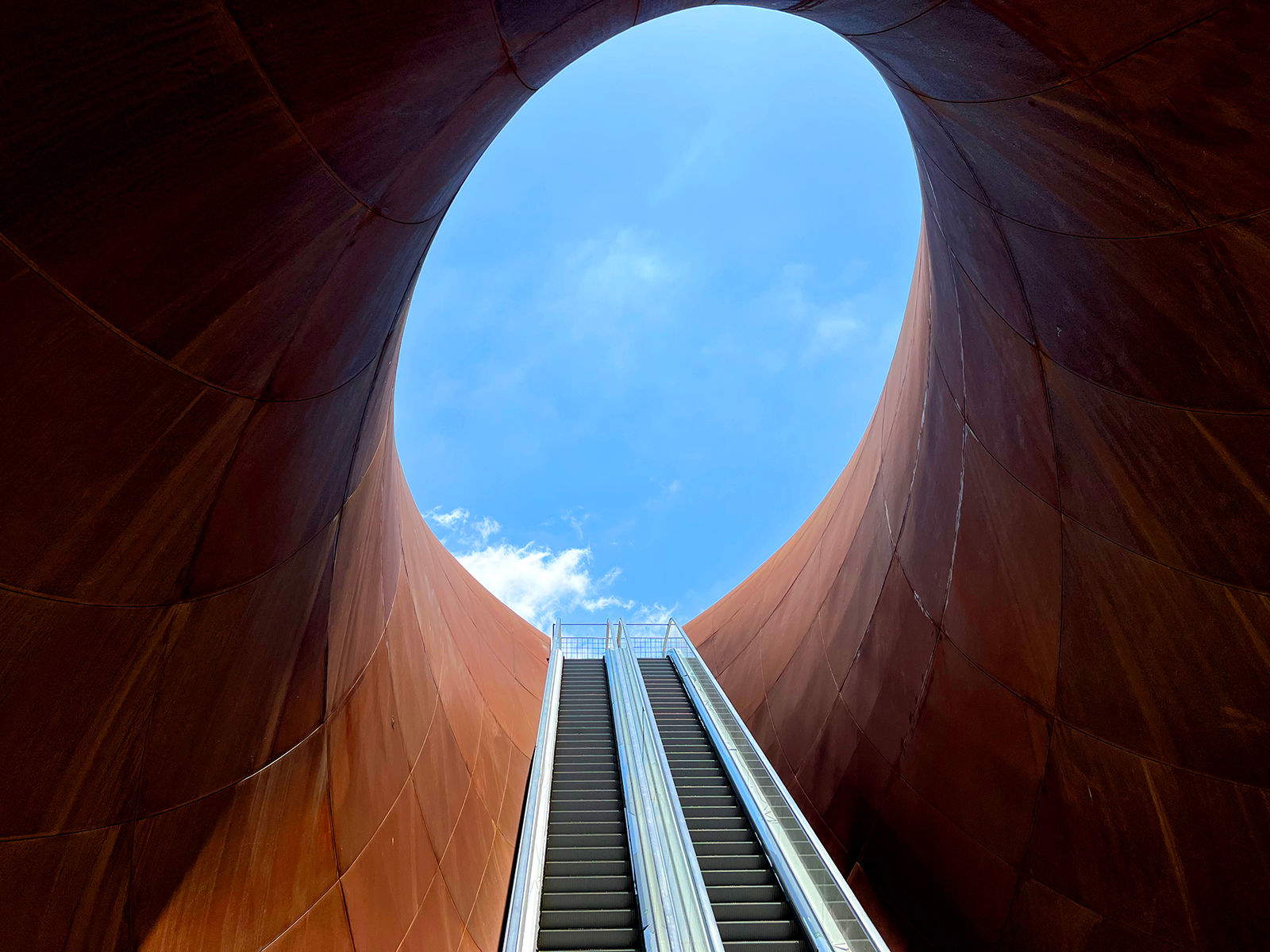 Anish Kapoor, Stazione della metropolitana Monte Sant'Angelo (2025; acciaio e alluminio, entrata Università 18,91 × 19,5 × 42,5 m, entrata Traiano 11,04 × 11,9 × 39,2 m; Napoli) Foto: ©Anish Kapoor