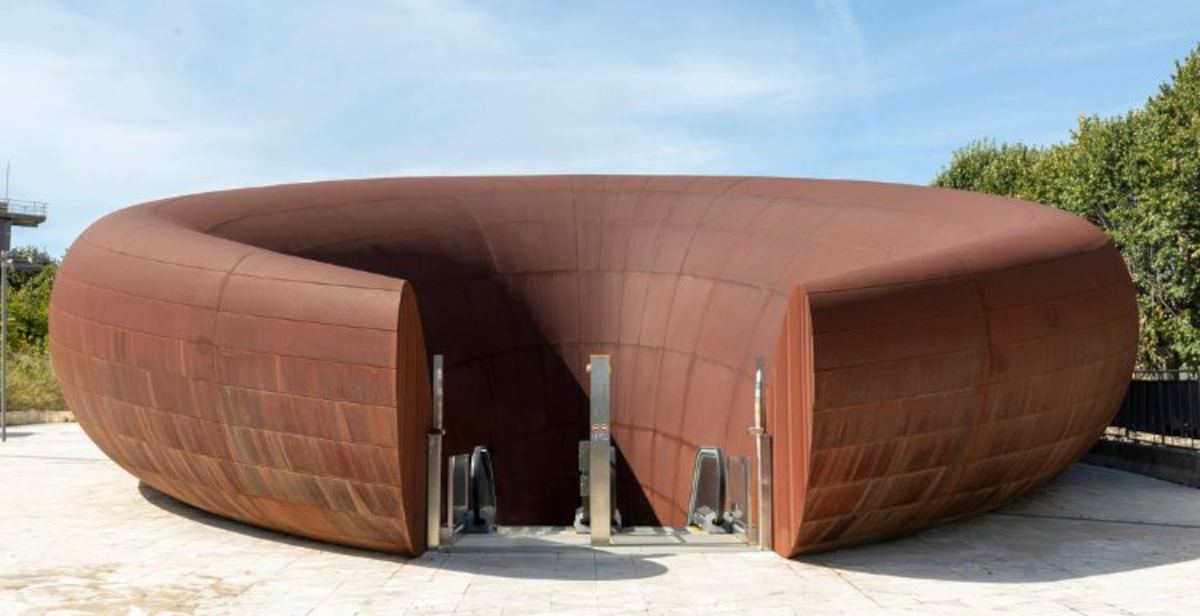 Kapoor firma la stazione Monte Sant’Angelo