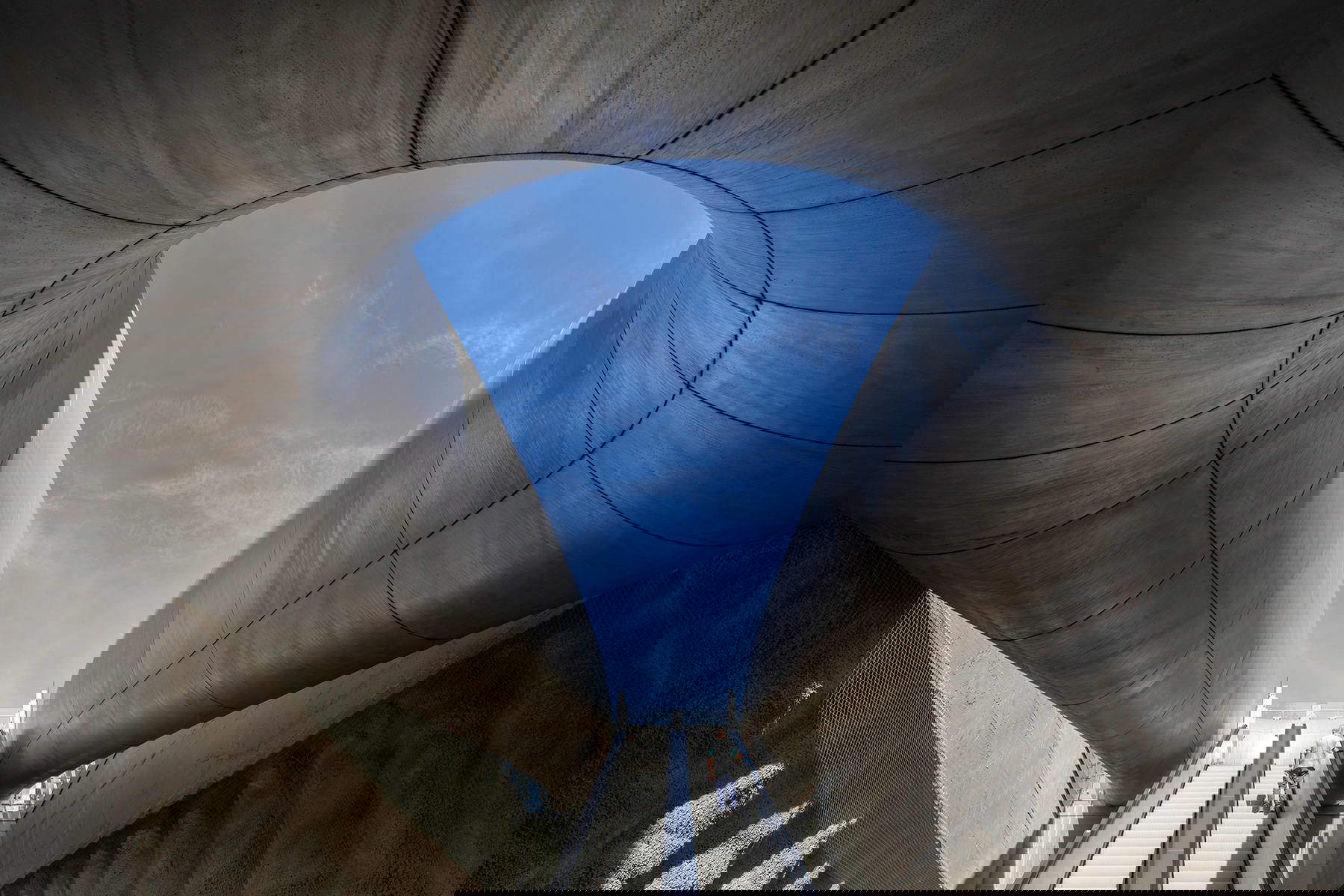 Anish Kapoor, Stazione della metropolitana Monte Sant'Angelo (2025; acciaio e alluminio, entrata Università 18,91 × 19,5 × 42,5 m, entrata Traiano 11,04 × 11,9 × 39,2 m; Napoli) Foto: ©Anish Kapoor