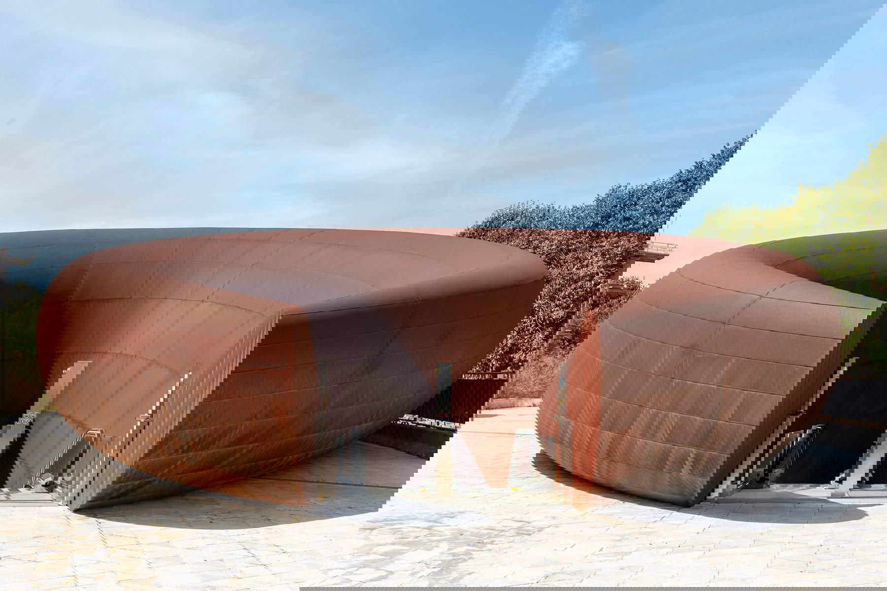 Anish Kapoor, Stazione della metropolitana Monte Sant'Angelo (2025; acciaio e alluminio, entrata Università 18,91 × 19,5 × 42,5 m, entrata Traiano 11,04 × 11,9 × 39,2 m; Napoli) Foto: ©Anish Kapoor