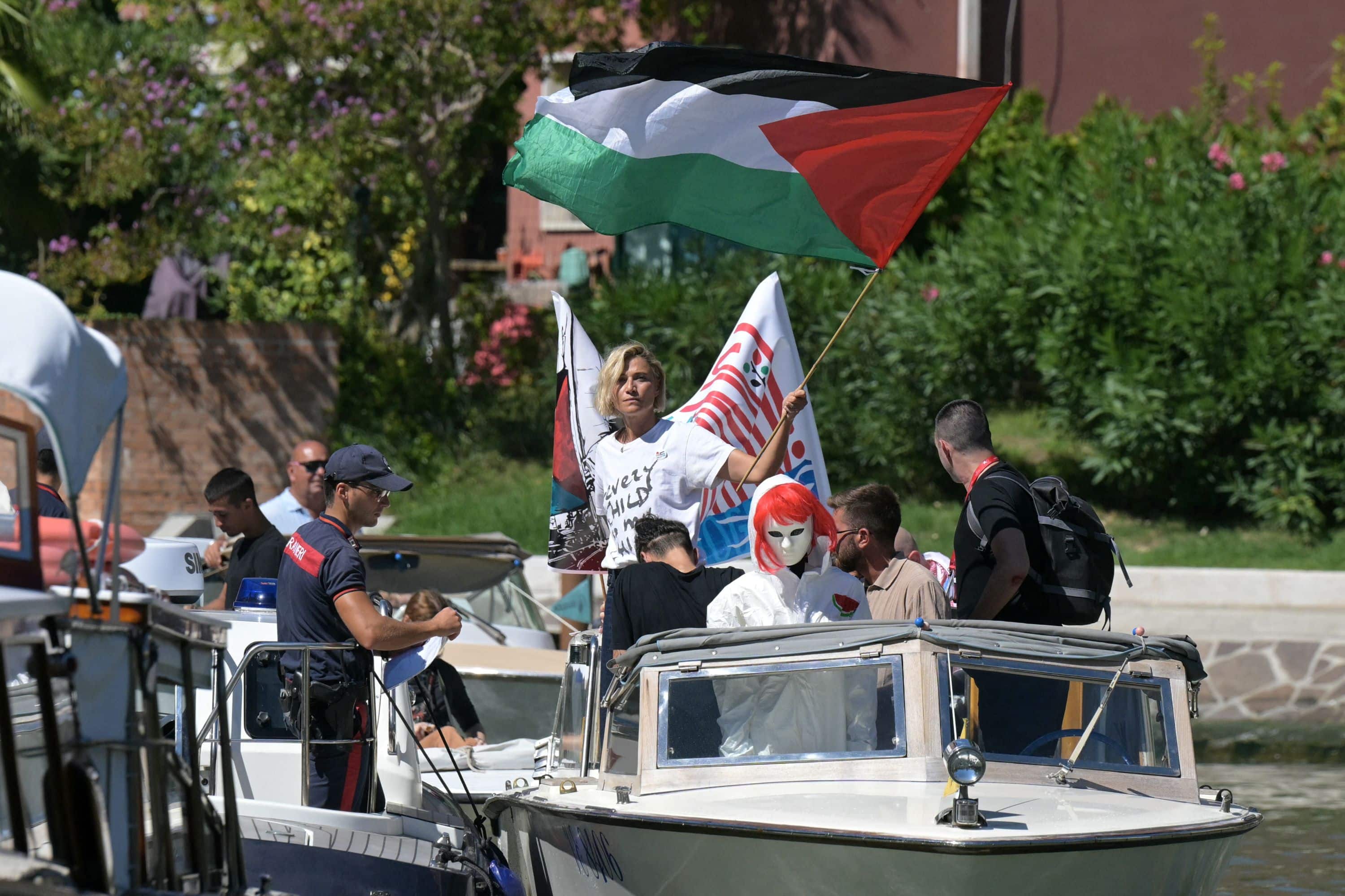 Anna Foglietta a Venezia 82 con alcuni attivisti sventola una bandiera della Palestina