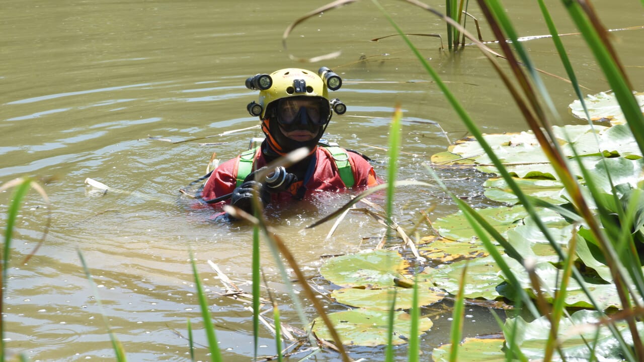 Scivola in acqua mentre sta pescando: muore a 20 anni