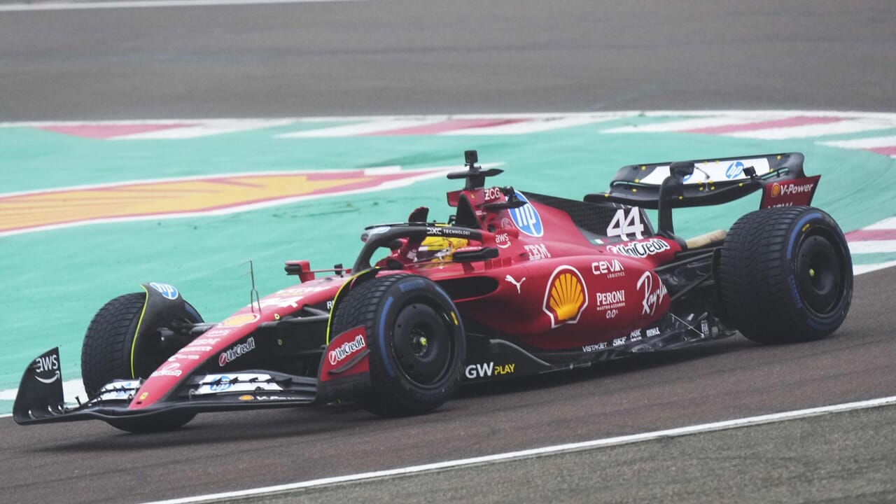 Hamilton in pista per la prima volta a Fiorano, folla sugli "spalti" del cavalcavia