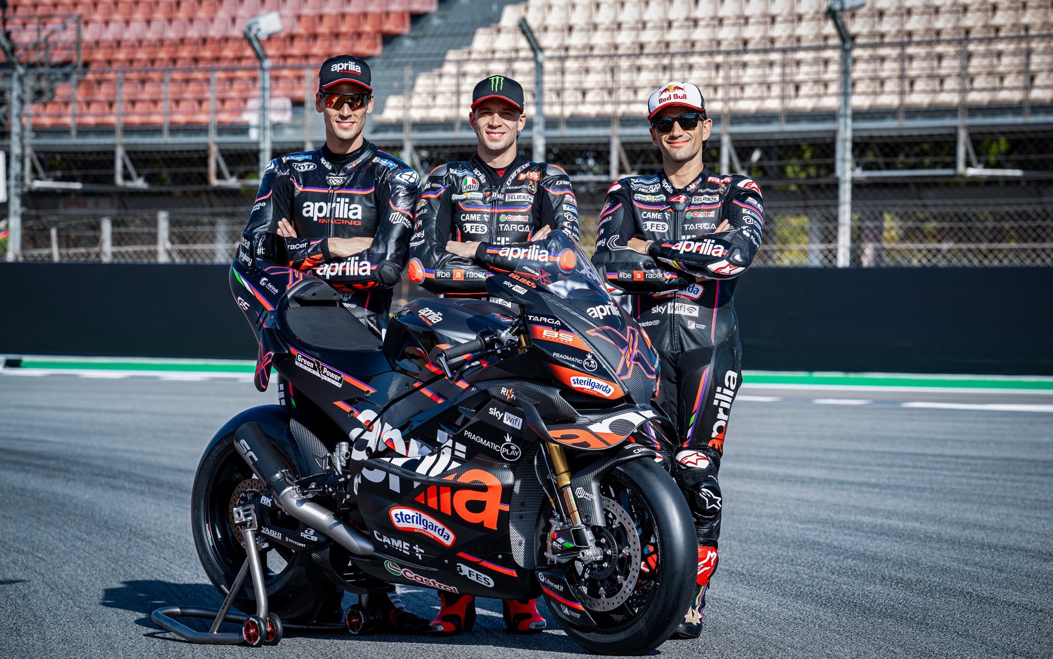Lorenzo Savadori, Marco Bezzecchi e Jorge Martin alla presentazione dell'Aprilia RSV4 X-GP