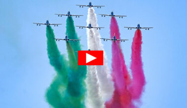 A Giorgio Armani lo spettacolare omaggio delle Frecce Tricolori: la “manovra scintilla” (video)