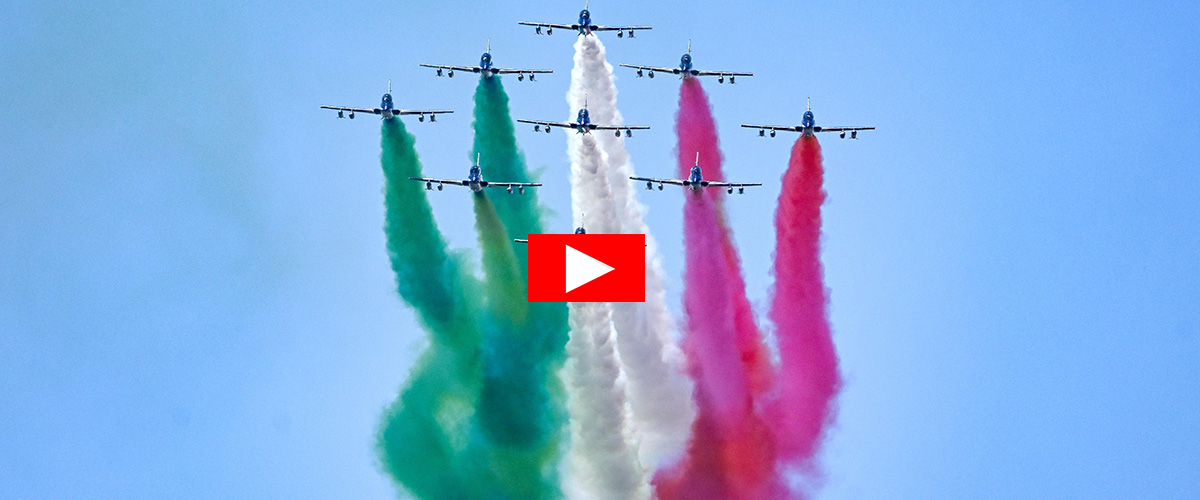 A Giorgio Armani lo spettacolare omaggio delle Frecce Tricolori: la “manovra scintilla” (video)