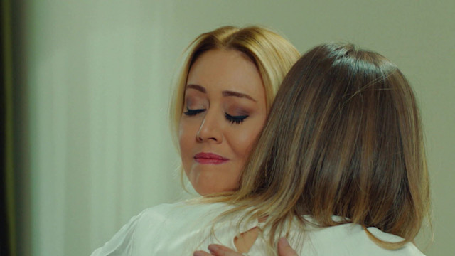 Asuman e Yilidz in una scena di Forbidden Fruit