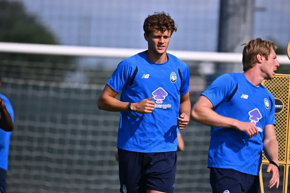 Allenamento dell’Atalanta prima di partire per Parigi: in primo piano Scalvini