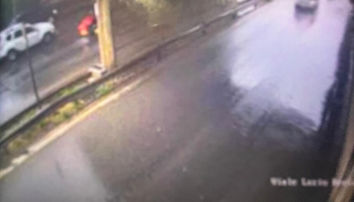 Auto contromano nel sottopasso di viale Lazio alle 18.20 di oggi