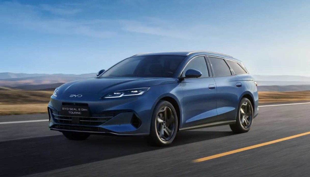 I dazi fanno volare le vendite di auto elettriche cinesi: il paradosso