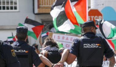 Vuelta: manifestante Pro Pal provoca caduta ciclista, arrestato - Ciclismo