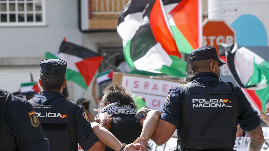 Vuelta: manifestante Pro Pal provoca caduta ciclista, arrestato - Ciclismo
