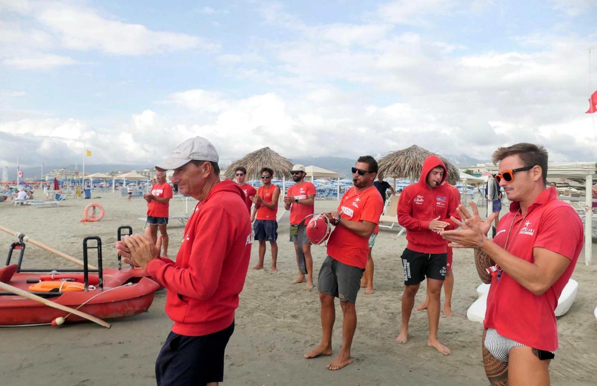 Fischi nel vento, applausi e l’abbraccio sul patino. Bagnino morto nell’incidente, l’addio a Lorenzo davanti al suo mare