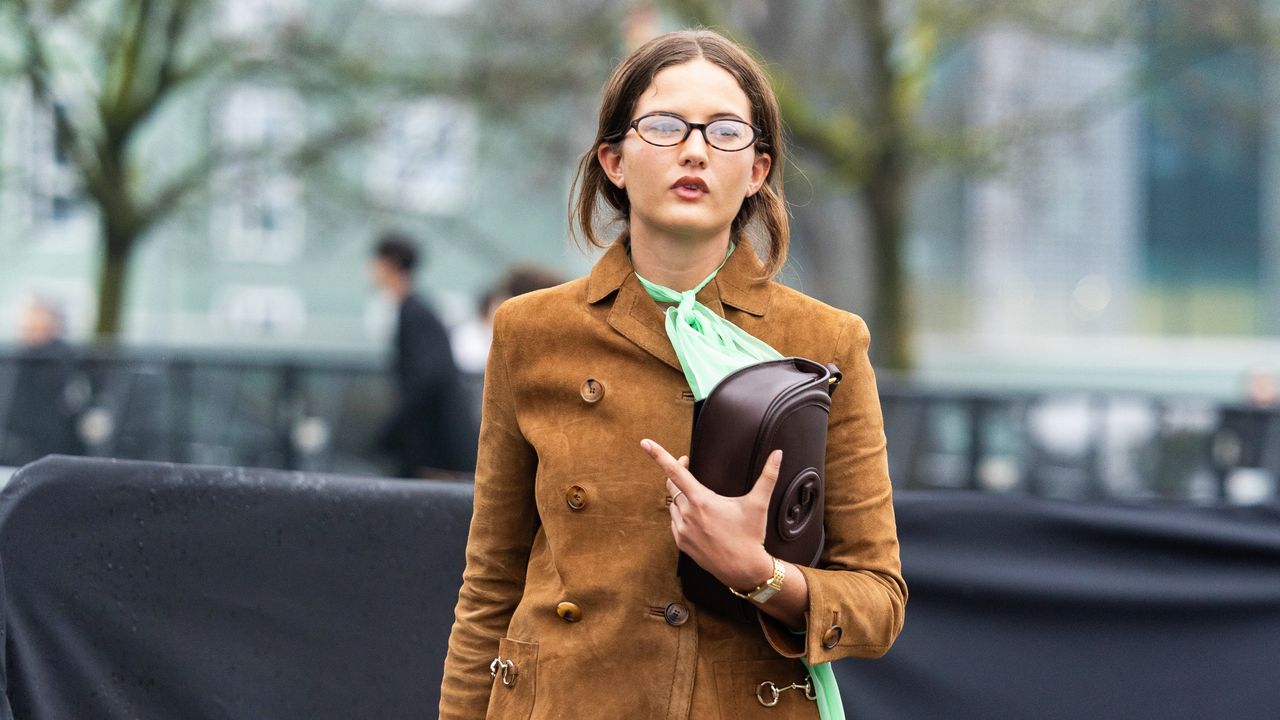 Giacca scamosciata e ballerine in suede, la combo boho classy autunno 2025