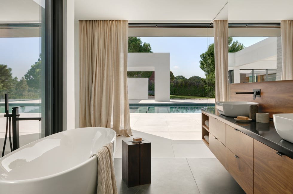 casa moderna con decoracion minimal en blanco y madera