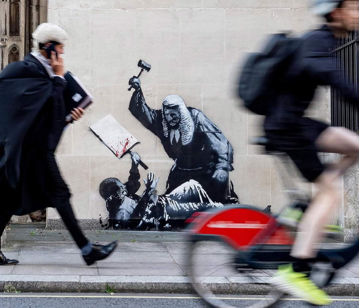 Il murale di Banksy sul palazzo delle Royal Courts of Justice a Londra. Foto: Banksy – Instagram