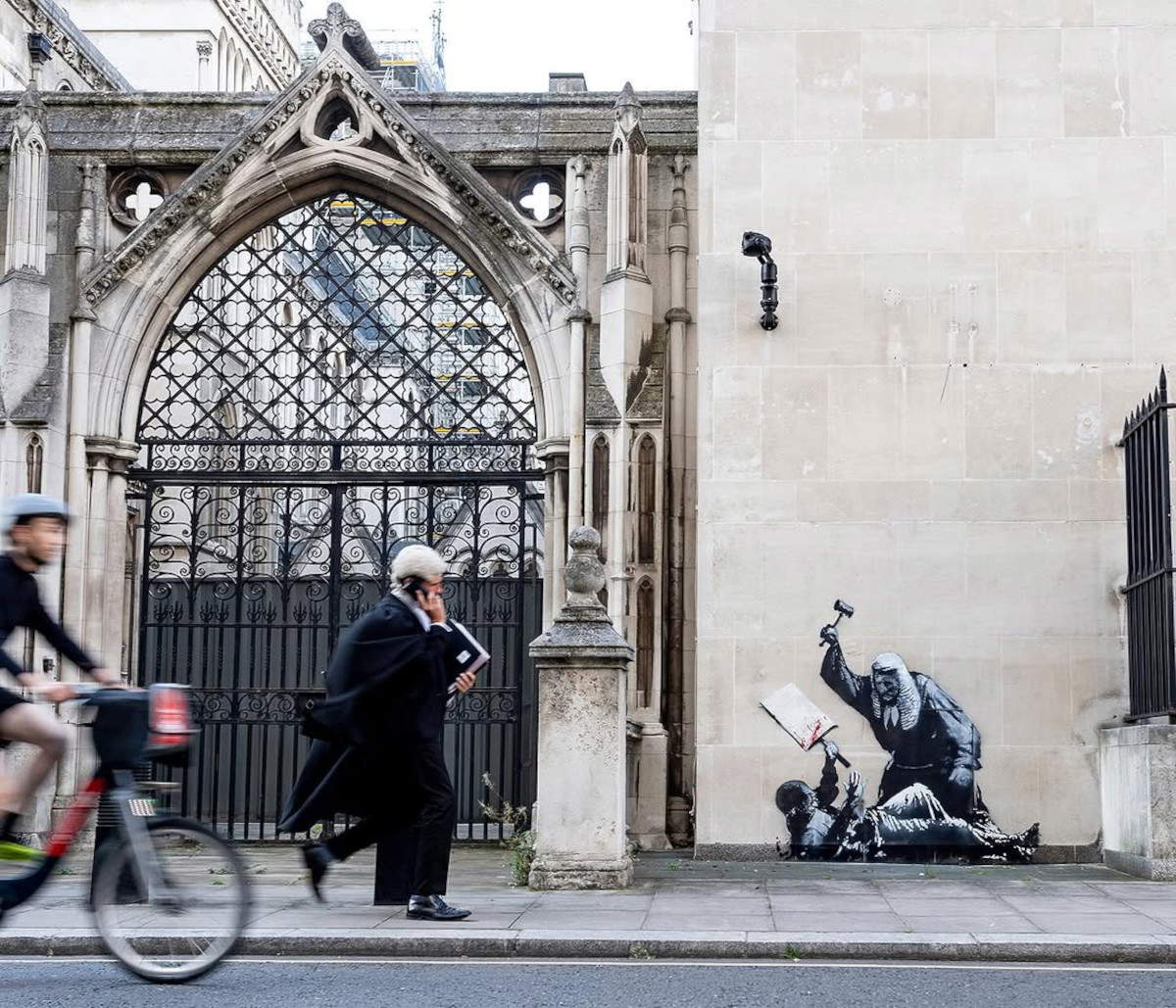 Il murale di Banksy sul palazzo delle Royal Courts of Justice a Londra. Foto: Banksy – Instagram
