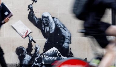 Banksy torna con un nuovo murale ma viene subito coperto. Il significato dell'opera