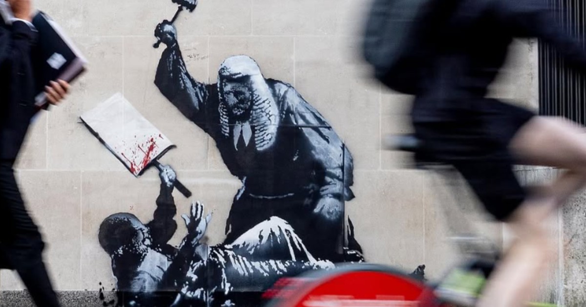 Banksy torna con un nuovo murale ma viene subito coperto. Il significato dell'opera