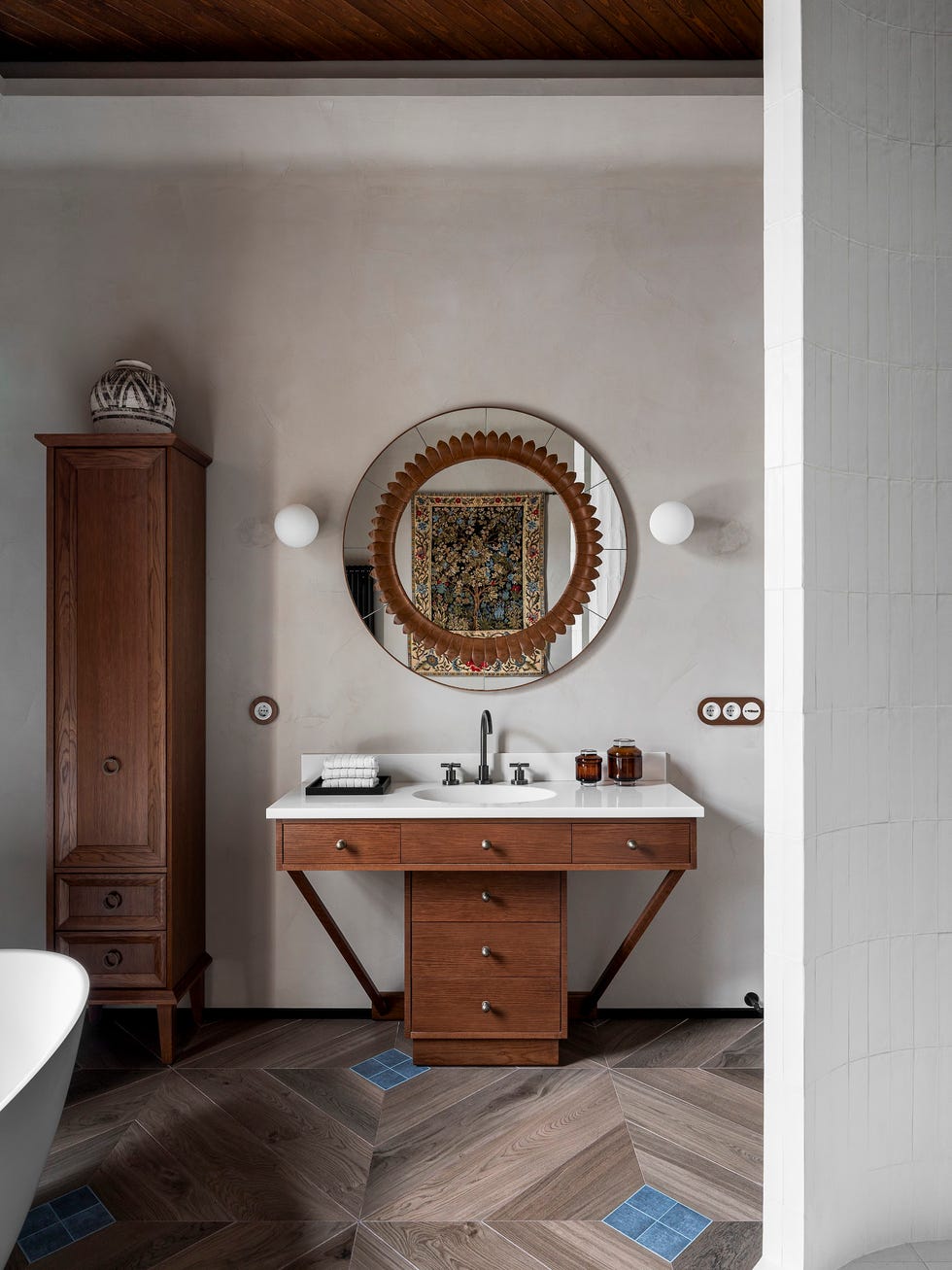 esta casa luminosa y eclectica combina diseno a medida, piezas vintage y detalles art deco