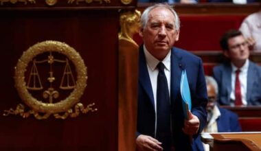 Francia, crolla il governo Bayrou. Macron cerca il successore: le news