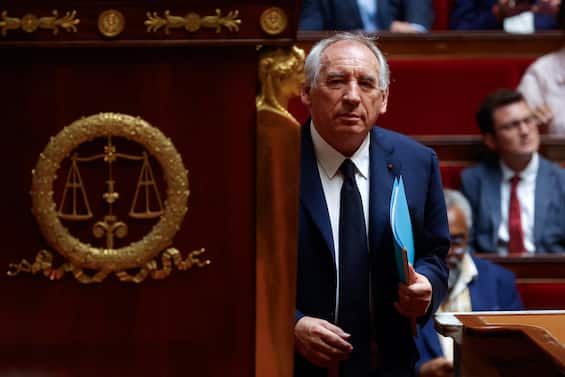 Francia, crolla il governo Bayrou. Macron cerca il successore: le news