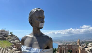 Nastro adesivo sulla David, la provocazione anti-Meta di Jago - Ultima ora
