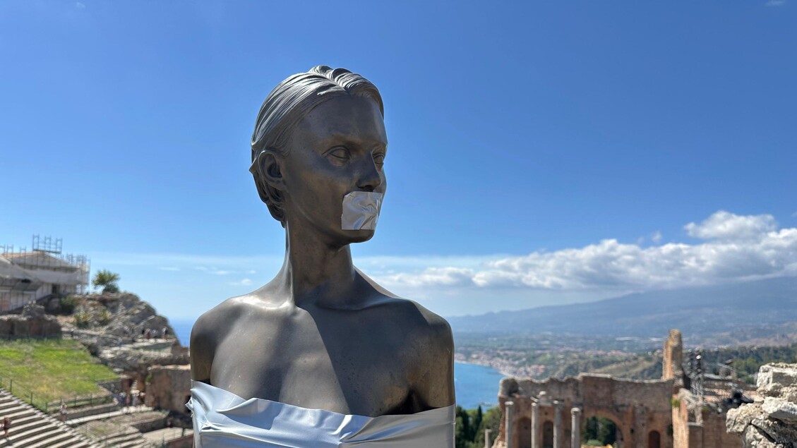 Nastro adesivo sulla David, la provocazione anti-Meta di Jago - Ultima ora