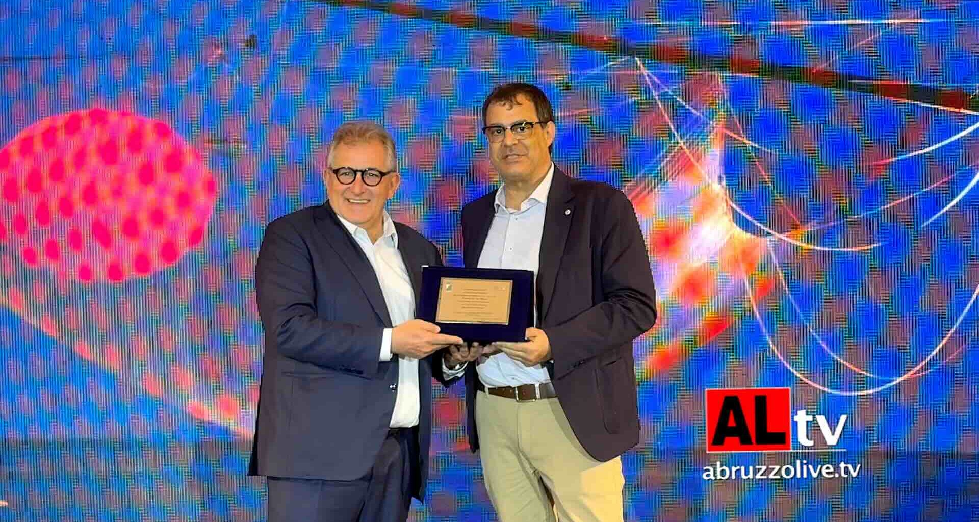 VIDEO. A Lanciano la Regione premia Marco Bellelli per lo scatto sui trabocchi che ha fatto innamorare la Nasa