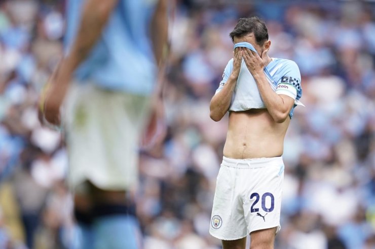Bernardo Silva si porta la maglia del Manchester City al volto