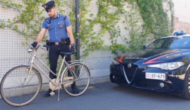 le amiche scacciano il maniaco, i carabinieri lo arrestano