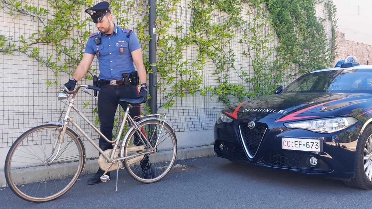 le amiche scacciano il maniaco, i carabinieri lo arrestano