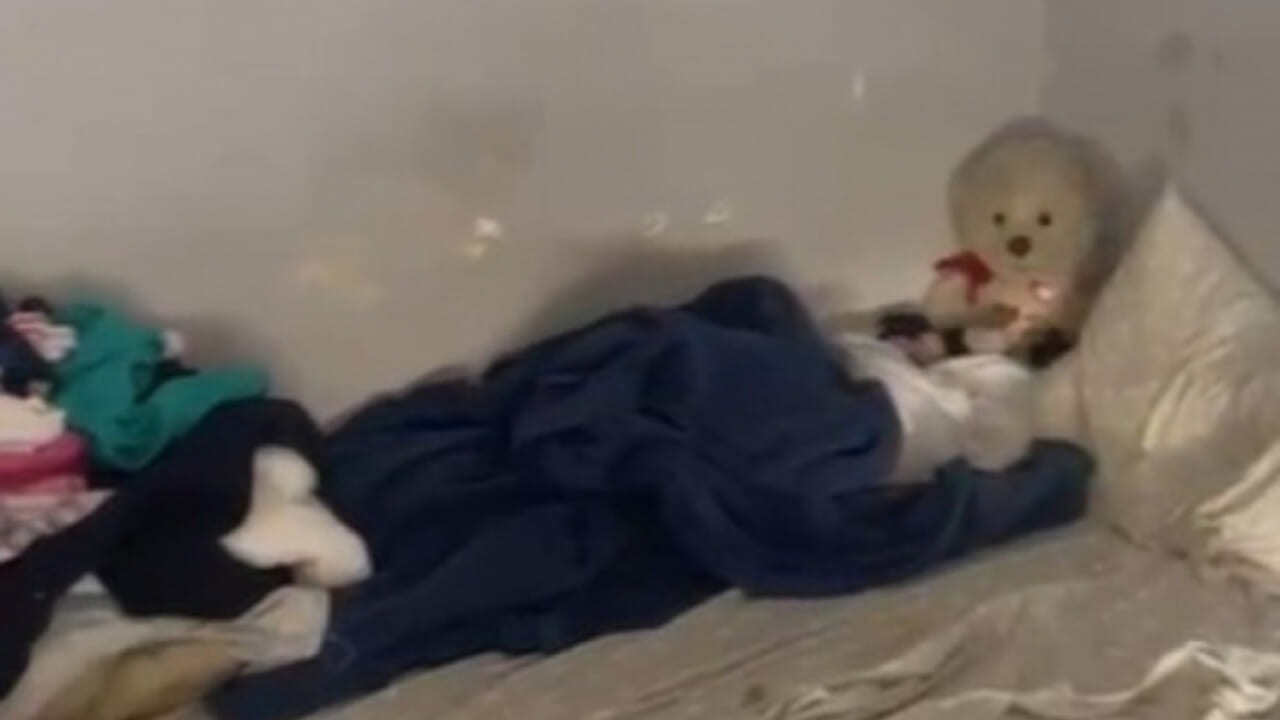 non sa parlare e non ha mai ricevuto cure