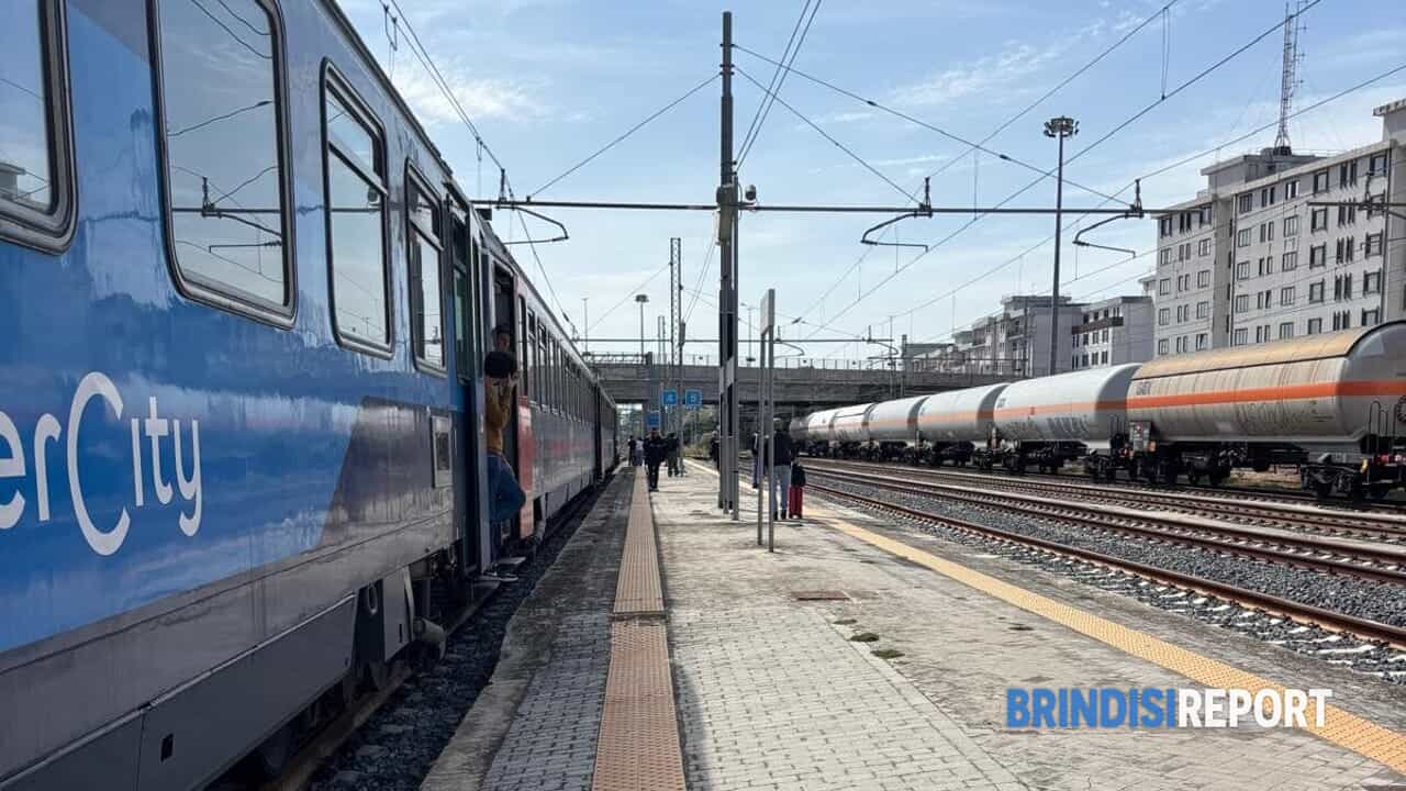 bloccati tutti i i treni fra le stazioni di Brindisi e Lecce