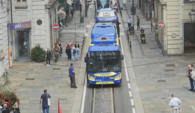 Bloccati i mezzi pubblici in piazza Palazzo di Città a Torino, manifestazione pro Palestina