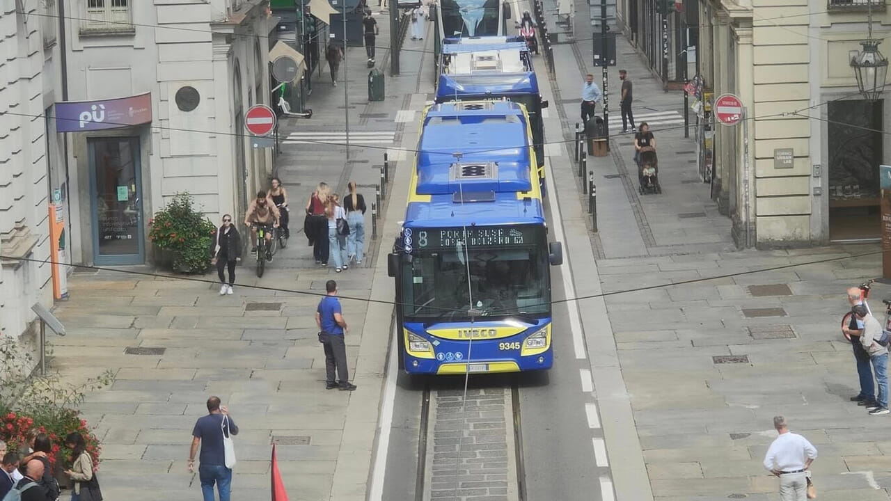 Bloccati i mezzi pubblici in piazza Palazzo di Città a Torino, manifestazione pro Palestina