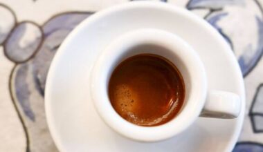 Antibiotici e caffè, perché assumerli insieme riduce l’efficacia su batterio E. Coli: lo studio