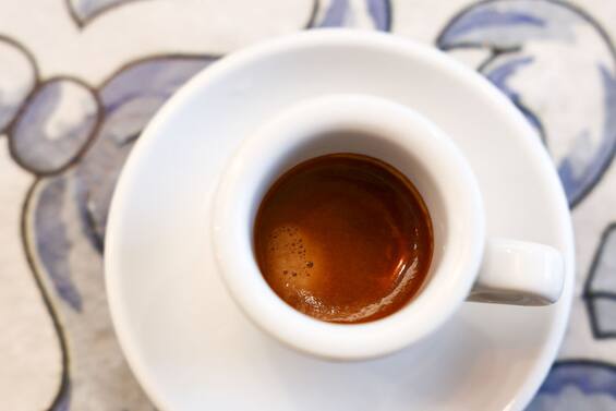 Antibiotici e caffè, perché assumerli insieme riduce l’efficacia su batterio E. Coli: lo studio