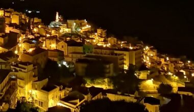 Cammarata riscopre il suo simbolo, la statua della donna che allatta i serpenti torna nel cuore del paese