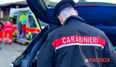 Incinta ha un malore nel traffico della Ballon Cup, salvata dai carabinieri che la caricano sull'auto di servizio