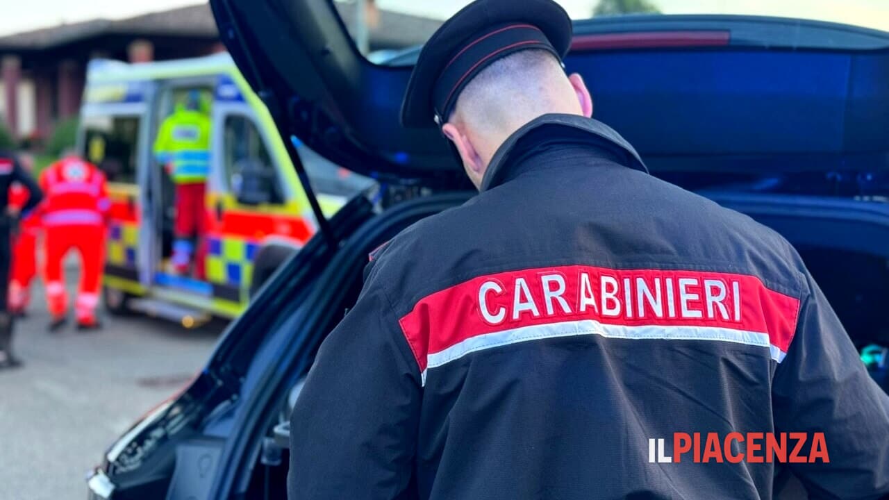 Incinta ha un malore nel traffico della Ballon Cup, salvata dai carabinieri che la caricano sull'auto di servizio
