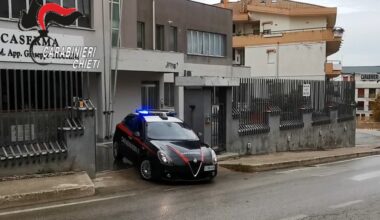 Diciassettenne accoltella il padre e la nonna e poi fugge: i carabinieri lo rintracciano