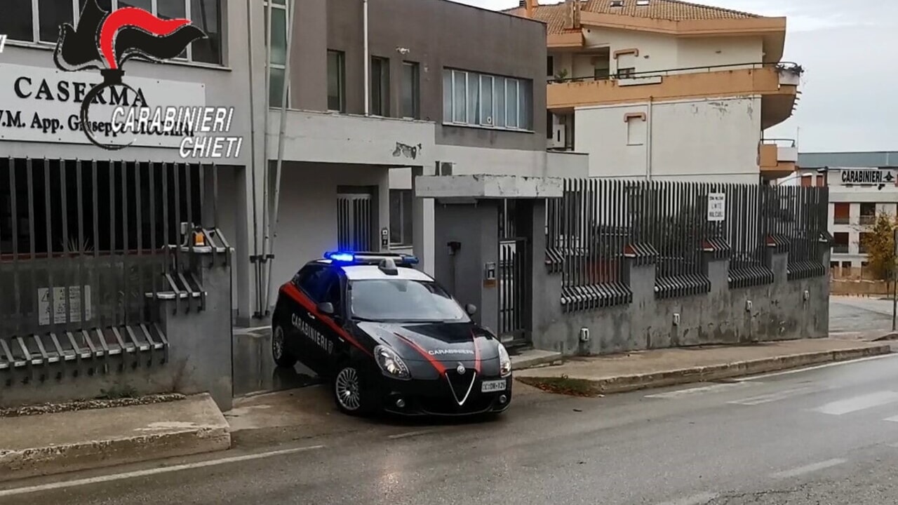 Diciassettenne accoltella il padre e la nonna e poi fugge: i carabinieri lo rintracciano