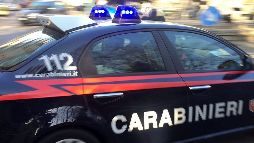 Accoltellamento in via Ciro Menotti, un ferito e intervento carabinieri