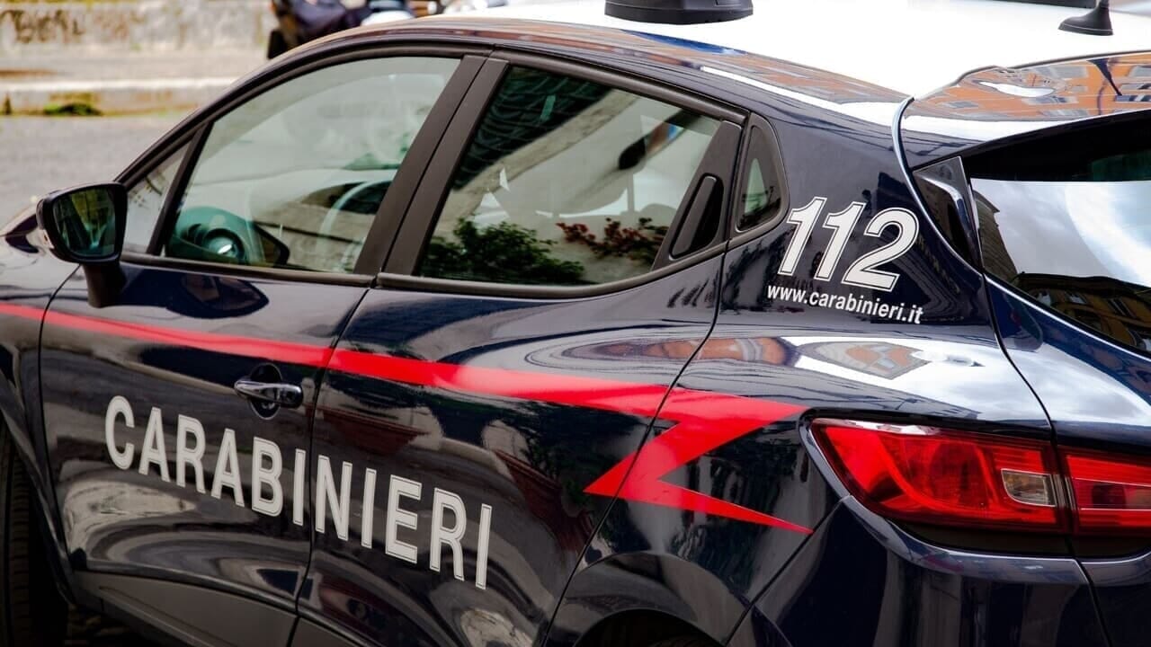 abusi sessuali su tre donne costrette a guardare film hard, arrestato un operatore